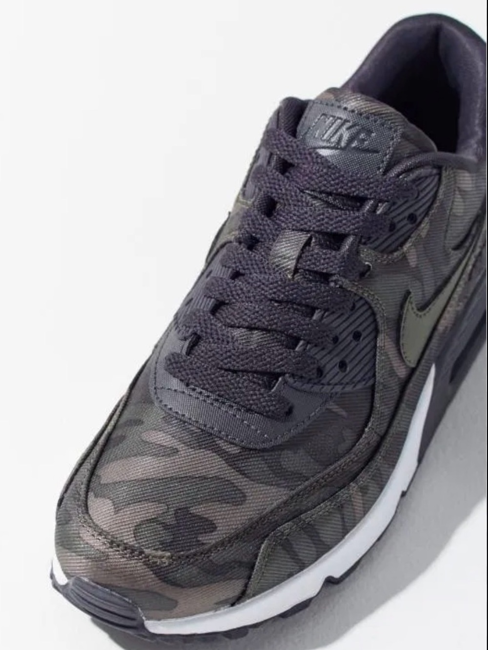 Nike women’s Air Max 90 CSE
SIZE 7.5 Oil grey/cargo khaki- white
With box - Picture 3 of 14